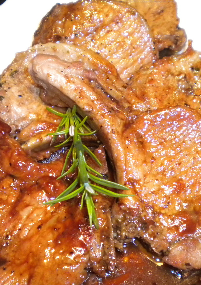 Una foto de Chuletas de cerdo con cerveza y ajos