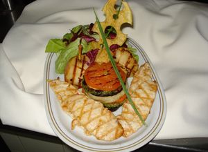Una foto de Ensalada tibia de pollo y vegetales