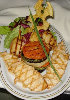 Una foto de Ensalada tibia de pollo y vegetales