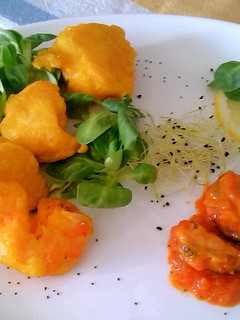 Una foto de Merluza y gambas a la romana