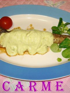 Una foto de Merluza asada con salsa de aguacate