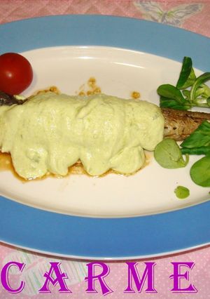 Una foto de Merluza asada con salsa de aguacate