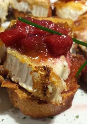 Una foto de Tostada de queso de cabra con confitura de tomate