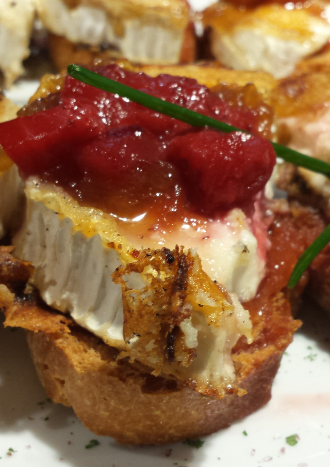 Una foto de Tostada de queso de cabra con confitura de tomate
