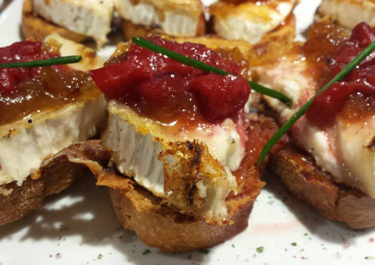 Tostada de queso de cabra con confitura de tomate