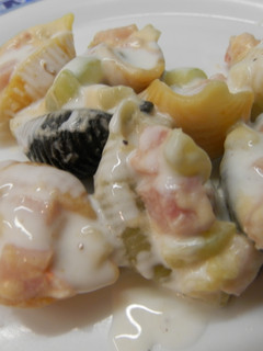 Una foto de Conchiglie rellenos de lomo y calabacín