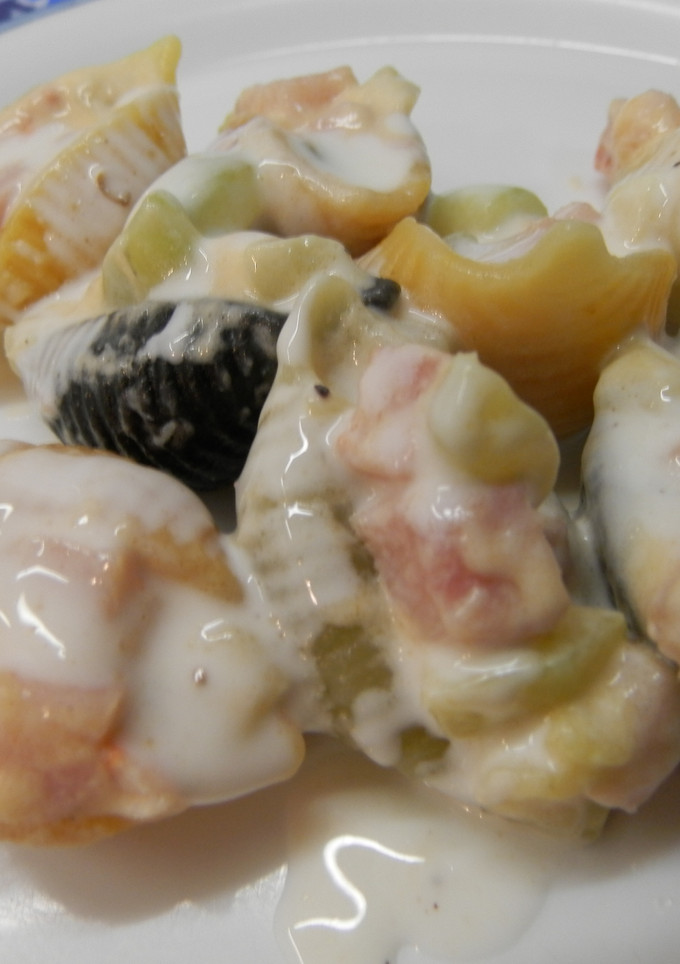 Una foto de Conchiglie rellenos de lomo y calabacín