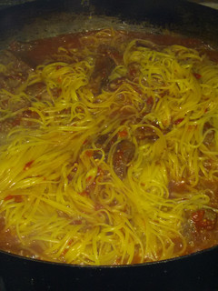 Una foto de Fideos con estofado al disco de arado