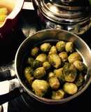 Repollitos de Bruselas con mantequilla de ajo asado