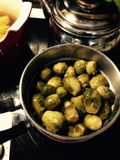 Una foto de Repollitos de Bruselas con mantequilla de ajo asado