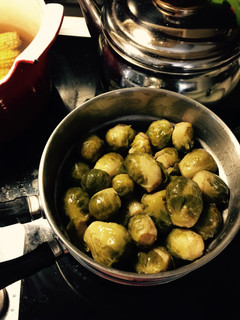 Una foto de Repollitos de Bruselas con mantequilla de ajo asado