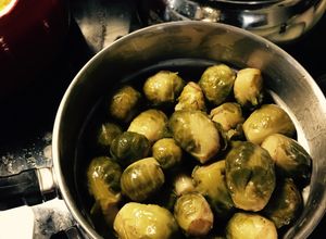 Una foto de Repollitos de Bruselas con mantequilla de ajo asado