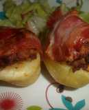 Papas rellenas, envueltas en panceta
