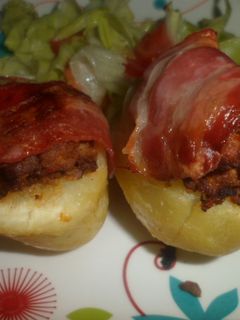 Una foto de Papas rellenas, envueltas en panceta