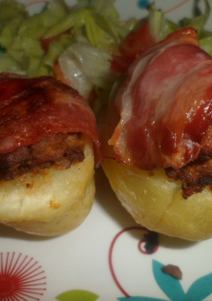 Una foto de Papas rellenas, envueltas en panceta