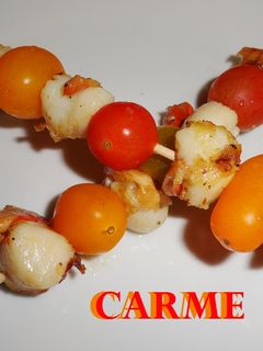 Una foto de Brochetas de vieiras y cherrys
