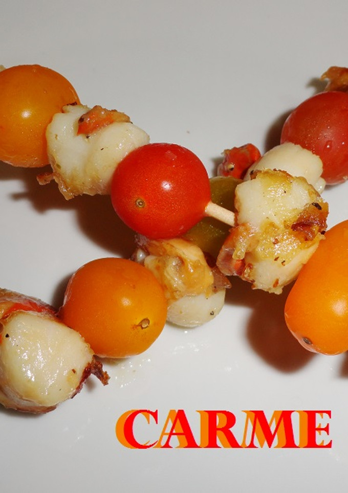 Una foto de Brochetas de vieiras y cherrys