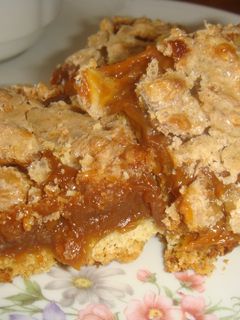 Una foto de Cuadrados de dulce de leche y nuez