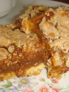 Una foto de Cuadrados de dulce de leche y nuez