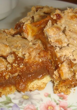 Una foto de Cuadrados de dulce de leche y nuez