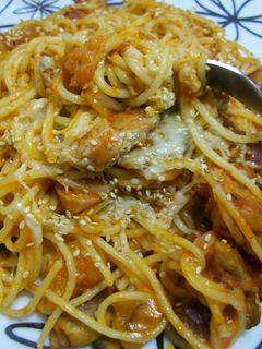 Una foto de Espaguetis delicias con queso y sésamo