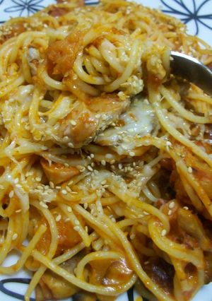 Una foto de Espaguetis delicias con queso y sésamo