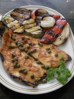 Una foto de Trucha a la manteca negra con vegetales grillados