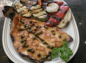 Una foto de Trucha a la manteca negra con vegetales grillados