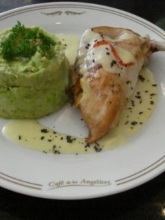 Una foto de Pechuga caprese con salsa suprema y puré de arvejas