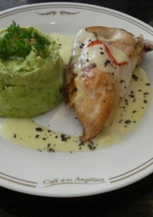 Una foto de Pechuga caprese con salsa suprema y puré de arvejas