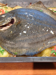 Una foto de Rodaballo al horno con patatas