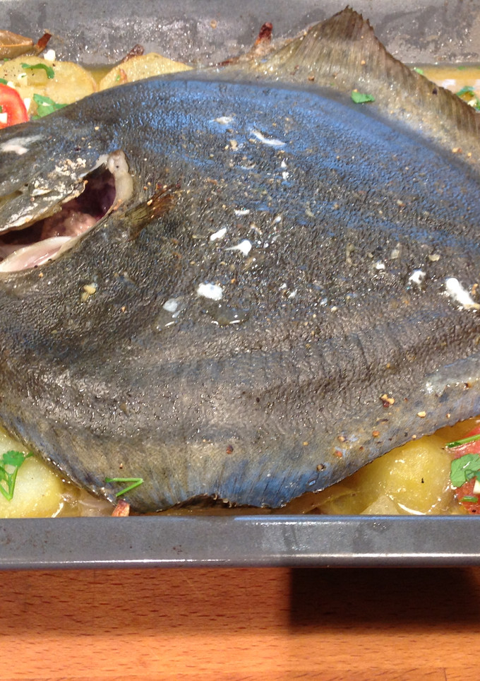 Una foto de Rodaballo al horno con patatas
