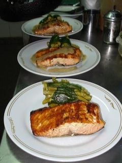 Una foto de Salmón a la pimienta verde con espárragos encamisados en espinacas