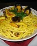 Bigoli de azafrán con mariscos salteados