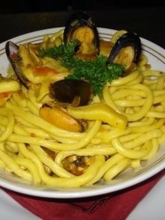 Una foto de Bigoli de azafrán con mariscos salteados