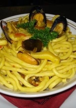 Una foto de Bigoli de azafrán con mariscos salteados