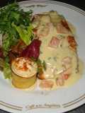 Salmón la duglere con escarola fina sobre vegetales salteados y hummus