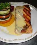 Salmón al vino blanco con vegetales grillados sobre polenta frita