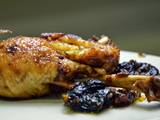 Pollo de corral del Montseny con ciruelas y piñones