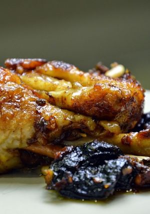 Una foto de Pollo de corral del Montseny con ciruelas y piñones