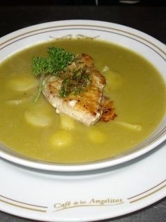 Una foto de Porrusalda a la vasca con salmón blanco