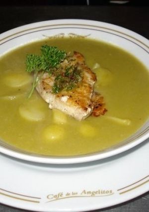 Una foto de Porrusalda a la vasca con salmón blanco