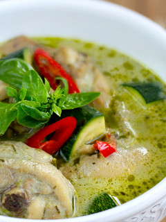 Una foto de Curry verde con pollo