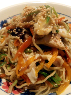 Una foto de Chow mein con dorada y sésamo caramelizado