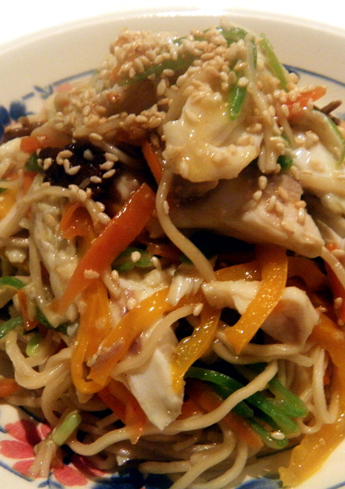 Una foto de Chow mein con dorada y sésamo caramelizado