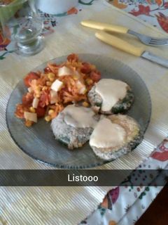 Una foto de Milanesas de zapallito verde con ensalada tricolor