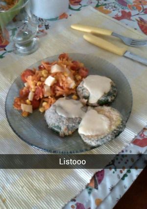 Una foto de Milanesas de zapallito verde con ensalada tricolor