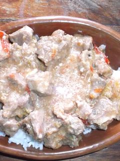 Una foto de Chivito al coco en olla de barro (a leña)