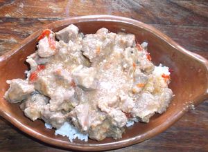 Una foto de Chivito al coco en olla de barro (a leña)