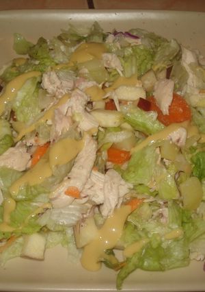 Una foto de Ensalada de pollo liviana con aderezo light